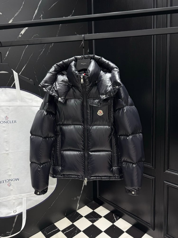 جاكيت / معطف منفوخ رجالي فاخر بقبعة من "مونكلير" (Moncler) باللون الأسود اللامع (Glossy Black)