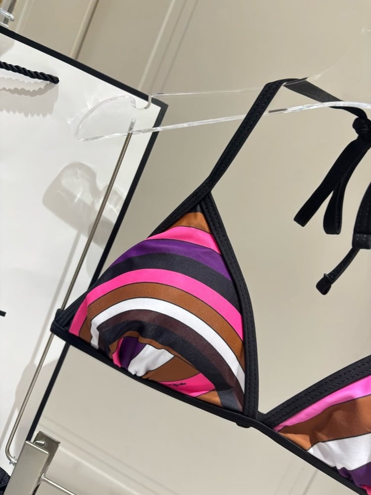 طقم بيكيني نسائي فاخر بتصميم إميليو بوتشي (Emilio Pucci) مع تنورة شاطئ متناسقة