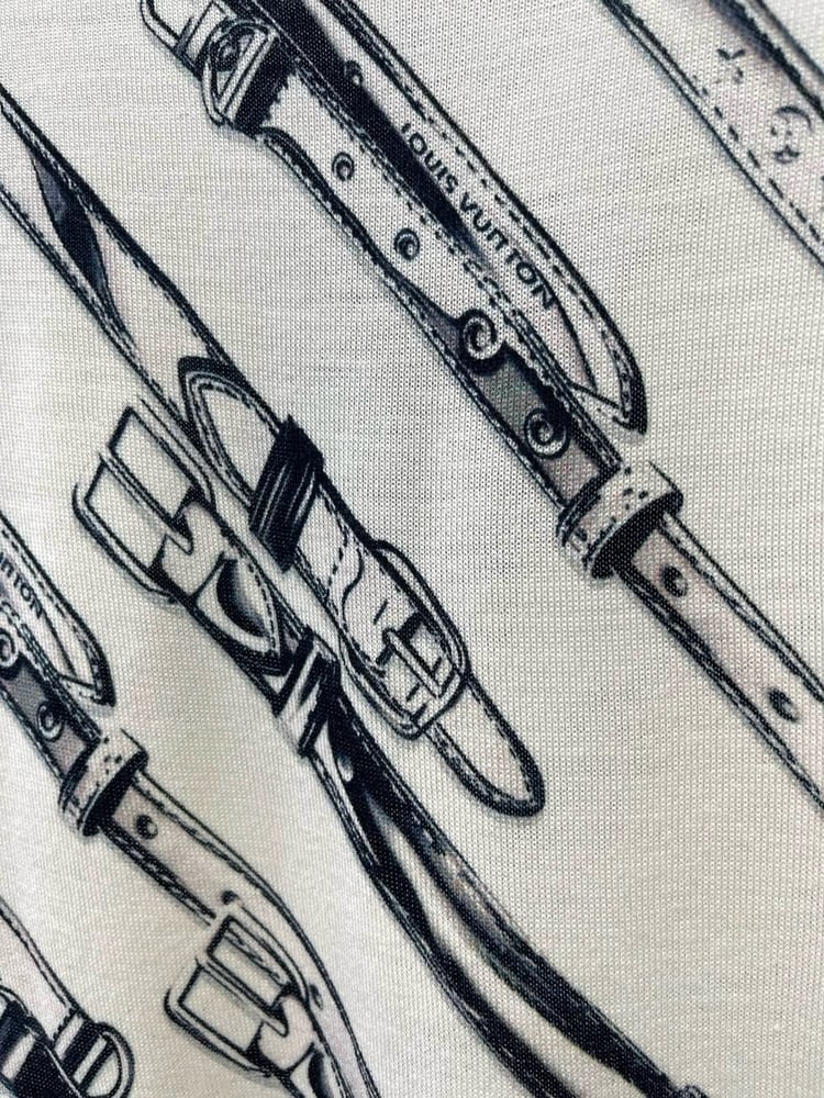 تيشيرت "لويس فيتون" المحبوك بطبعة الأحزمة (Louis Vuitton Belt Print Knit T-Shirt)