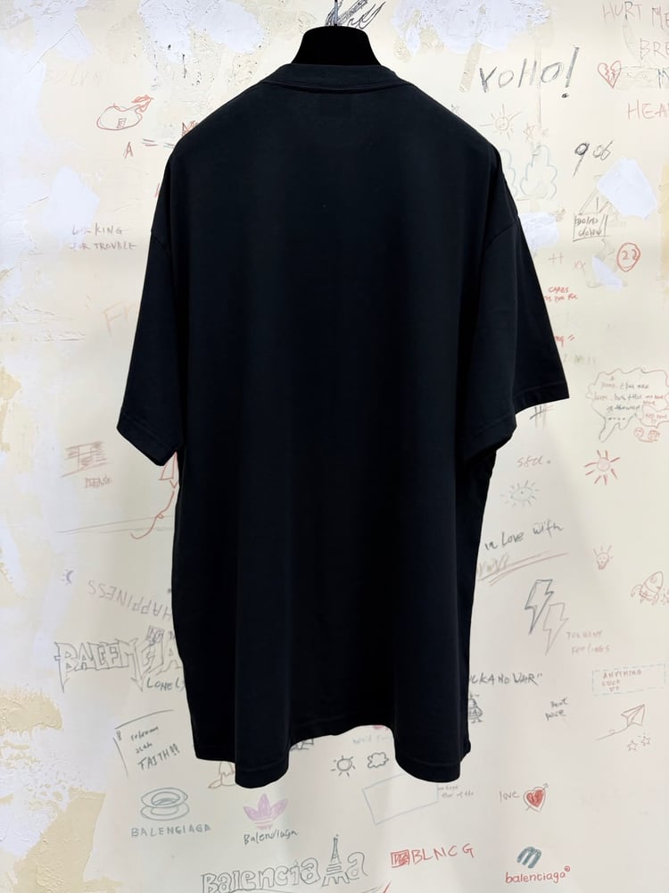 تيشرت "بالنسياغا" (Balenciaga) الفاخر