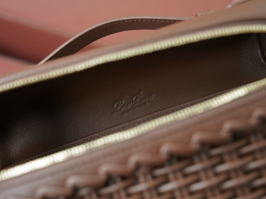 حقيبة "لورو بيانا" (Loro Piana) المجدولة الفاخرة