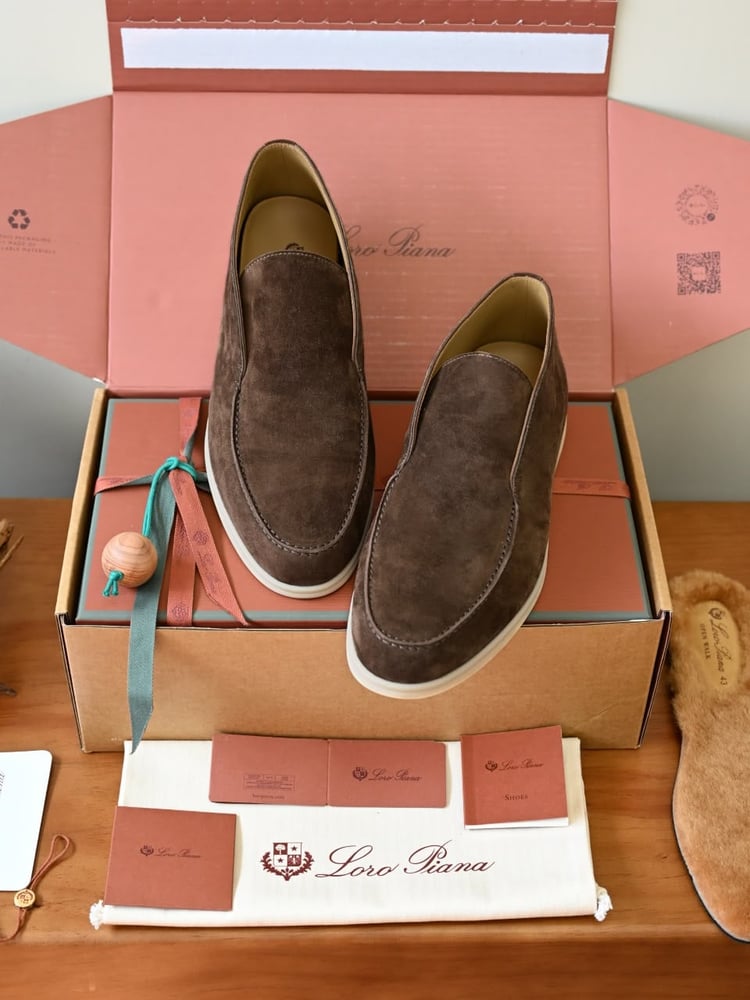 حذاء لورو بيانا الرجالي الشمواه الأيقوني (Loro Piana Open Walk Suede Shoes)