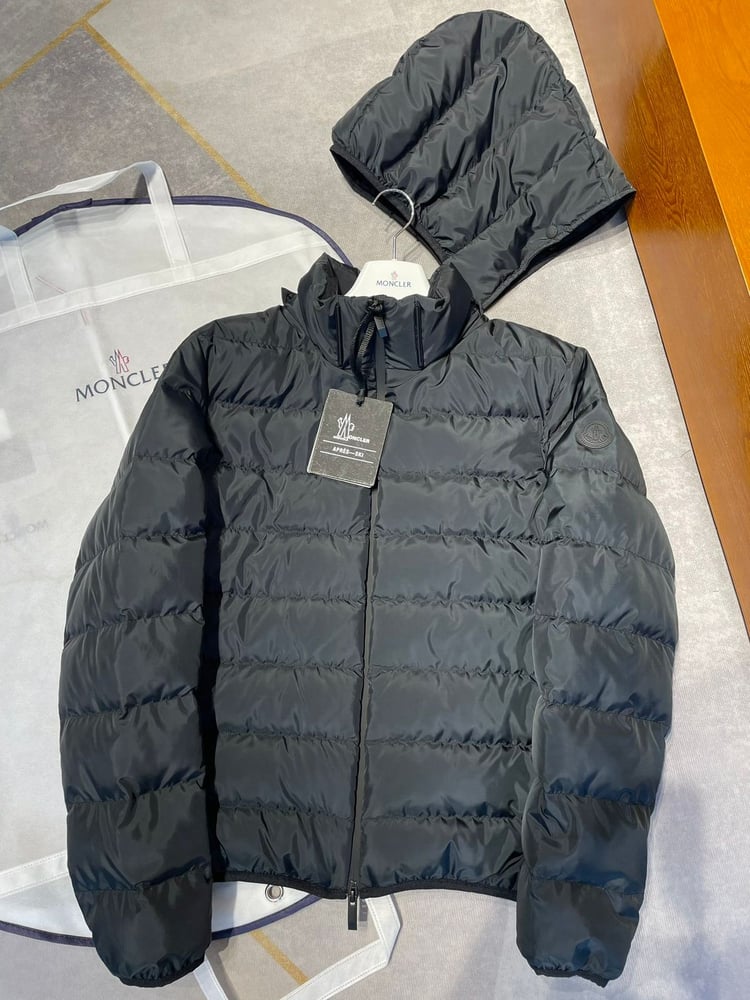 جاكيت / معطف منفوخ رجالي فاخر بقبعة من "مونكلير" (Moncler) باللون الأسود