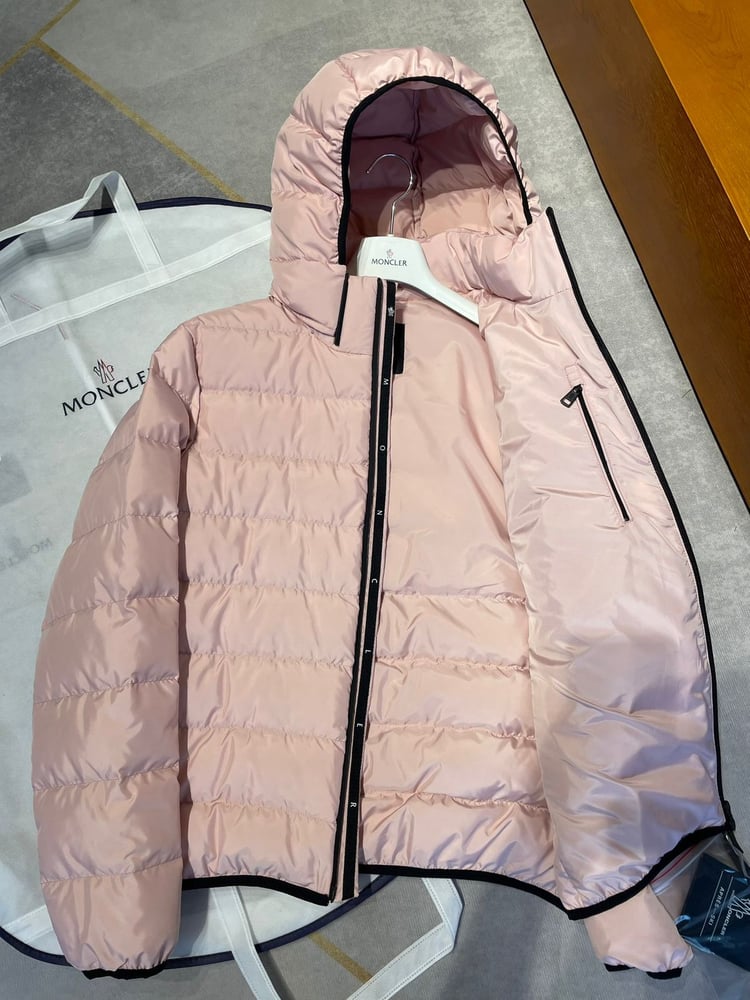 جاكيت / معطف منفوخ رجالي فاخر بقبعة من "مونكلير" (Moncler) باللون الوردي الفاتح