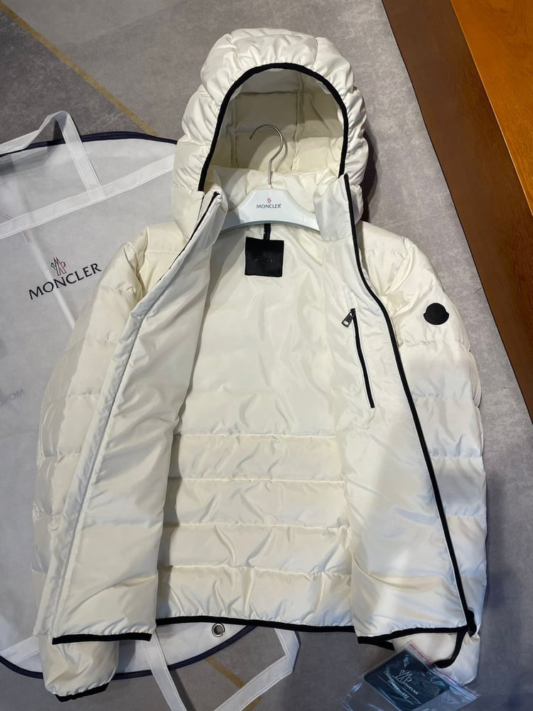 جاكيت / معطف منفوخ رجالي فاخر بقبعة قابلة للإزالة من "مونكلير" (Moncler) باللون الأبيض والأسود
