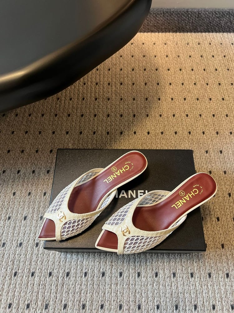 حذاء ميول (Mule) كعب فاخر بنقشة الشبك الأيقونية من شانيل (Chanel)