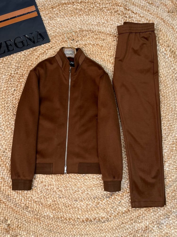 طقم رجالي بني فاخر (جاكيت بسحاب وبنطلون رياضي) من زينيا (Zegna)