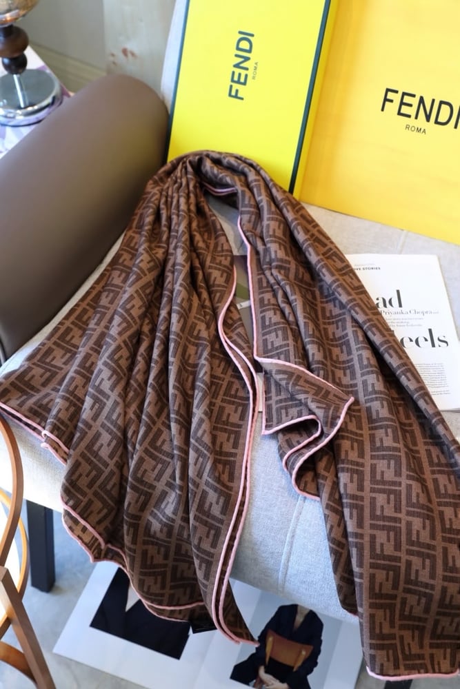 شال فندي النسائي الفاخر بنقشة شعار FF الأيقوني (Fendi FF Monogram Jacquard Shawl)