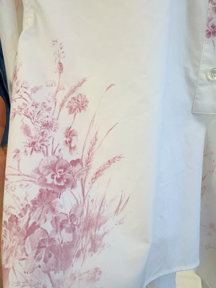 قميص "توال دو جوي" (Toile de Jouy) من ديور (Dior) – قطعة فنية تعكس رقي التراث الباريسي