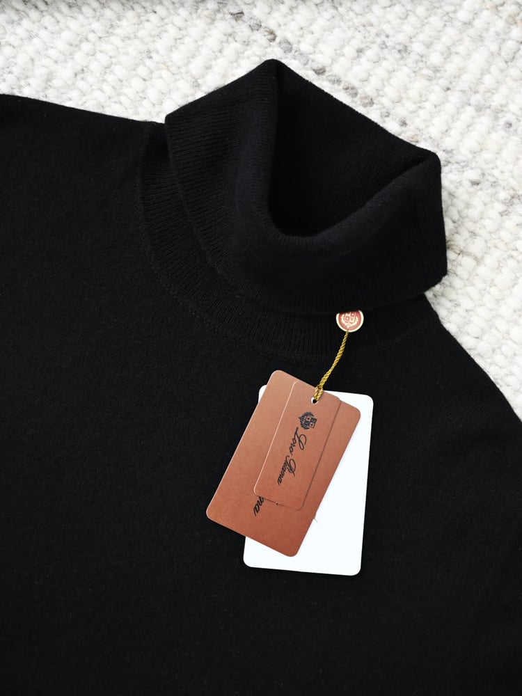 سويتر لورو بيانا الكشمير الفاخر بياقة عالية (Loro Piana Cashmere Turtleneck Sweater)