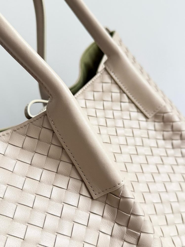 حقيبة "بوتيغا فينيتا" (Bottega Veneta)