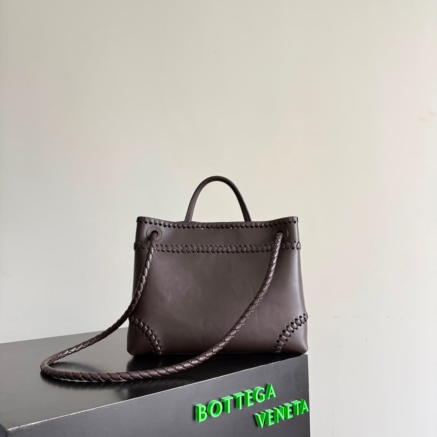 حقيبة يد "بوتيغا فينيتا" (Bottega Veneta) الفاخرة