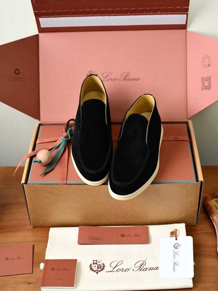 حذاء بوت رجالي أسود من لورو بيانا (Loro Piana)