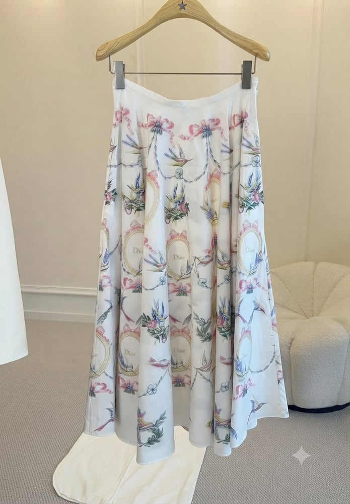 تنورة ديور (Dior) النسائية الطويلة بنقشة الزهور والطيور والشرائط
