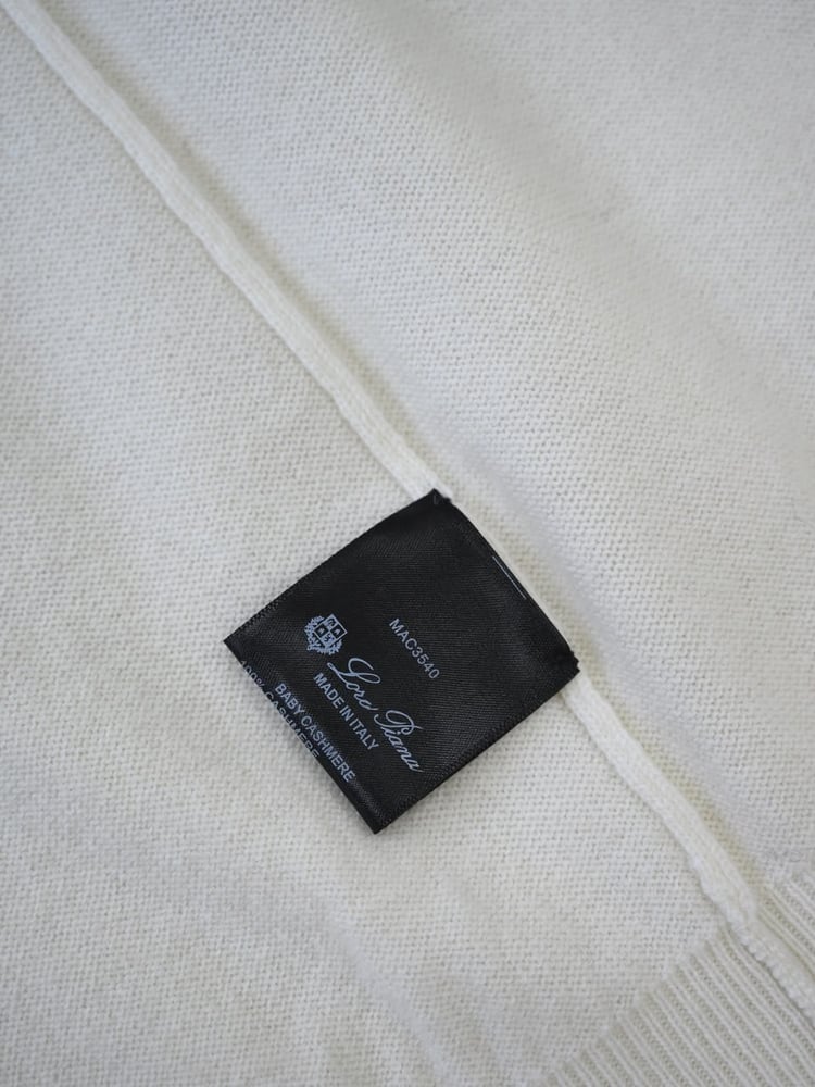 سويتر لورو بيانا الكشمير الفاخر بياقة عالية (Loro Piana Cashmere Turtleneck Sweater)
