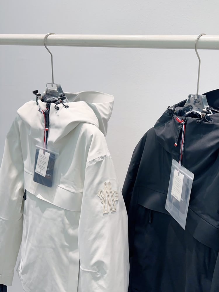 طقم التزلج الشتوي الفاخر من مونكلر غرونوبل (Moncler Grenoble Ski Jacket & Pants Set)
