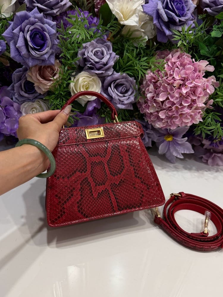 حقيبة بيكابو ميني الفاخرة بنقشة جلد الثعبان بلون أحمر عنابي من فندي (Fendi) ٢٠سم
