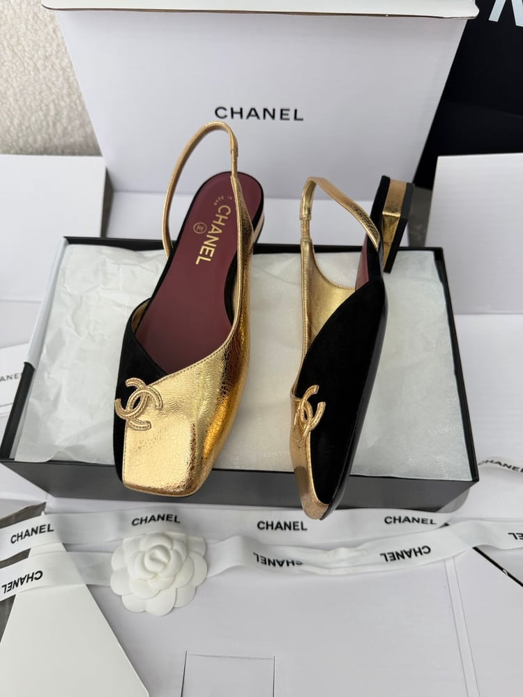 حذاء باليرينا "سلينج باك" بمقدمة مربعة وشعار CC من شانيل (Chanel)