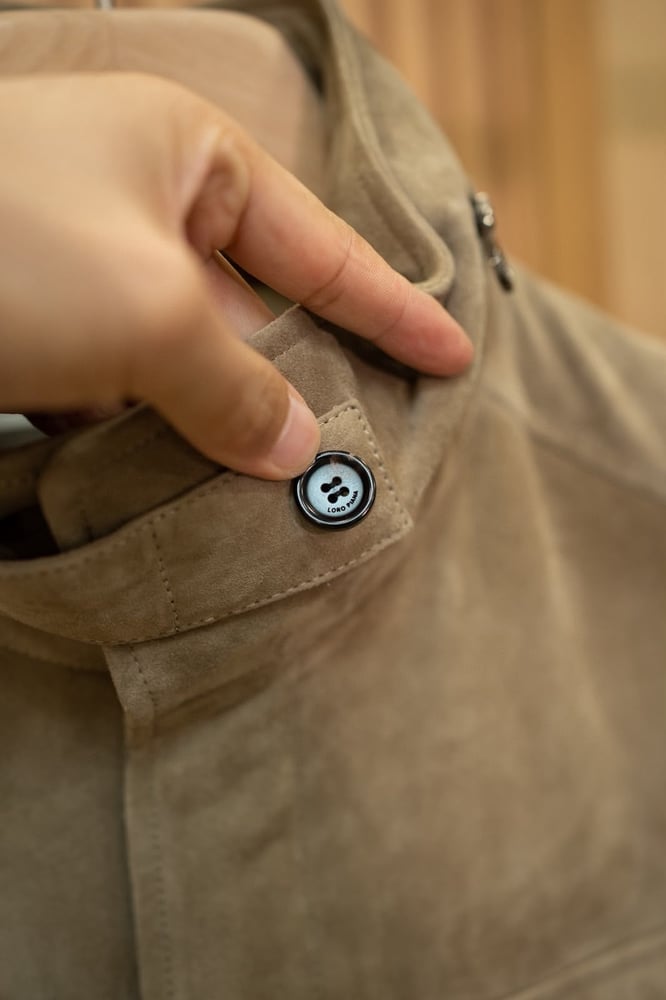 جاكيت "ترافلر" الفاخر من جلد السويد من لورو بيانا (Loro Piana Traveller Suede Jacket)