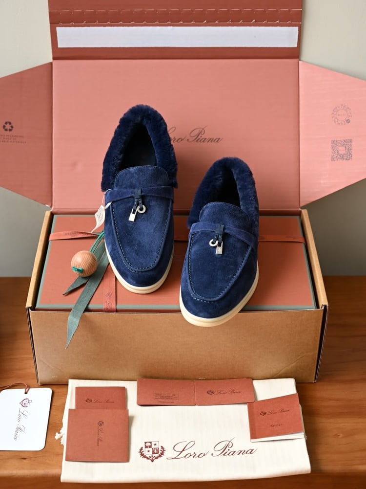 حذاء لورو بيانا النسائي الشمواه المبطن بالفرو مع تفاصيل القفل (Loro Piana Suede Fur-Lined Mules with Lock Charm)