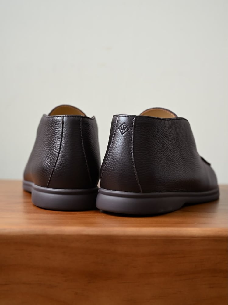 حذاء لورو بيانا الرجالي الحبيبي بنعل متناسق (Loro Piana Open Walk Grained Leather Shoes - Monochrome Sole)