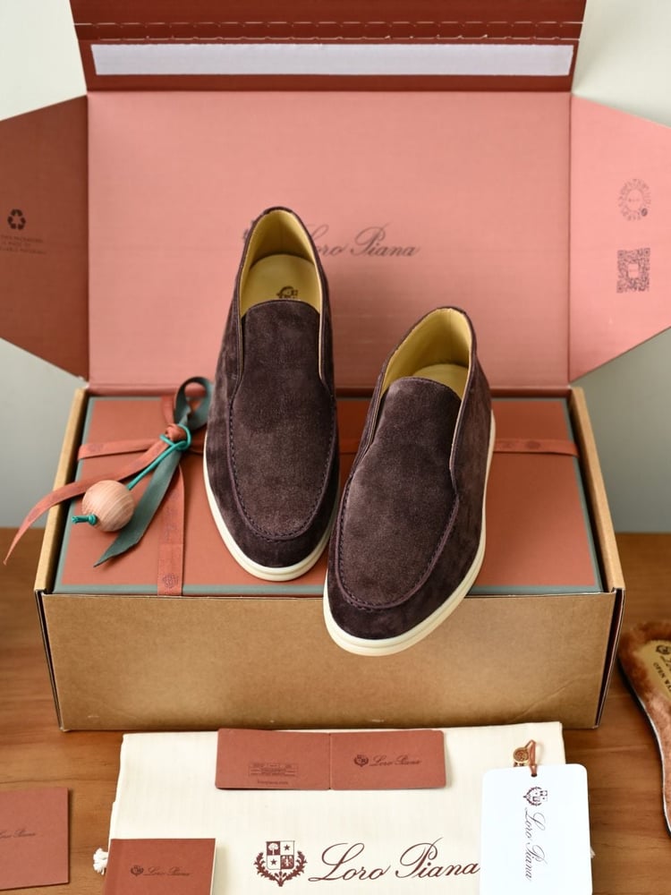 حذاء بوت رجالي بني غامق من لورو بيانا (Loro Piana)