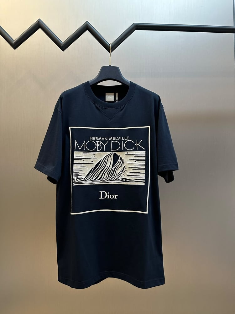 تيشيرت رجالي فاخر بتصميم موبي ديك من كريستيان ديور (Christian Dior)
