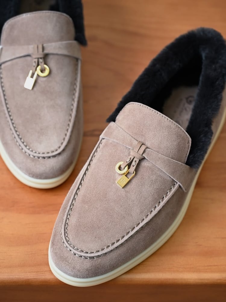 حذاء لورو بيانا النسائي الشمواه المبطن بالفرو مع تفاصيل القفل (Loro Piana Suede Fur-Lined Mules with Lock Charm)