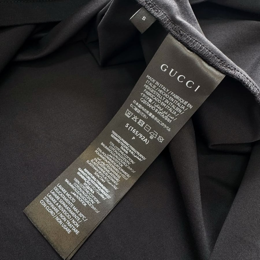 تيشرت "قوتشي" (Gucci) الرجالي الأسود بتصميم الشعار البارز (Ton-sur-Ton)