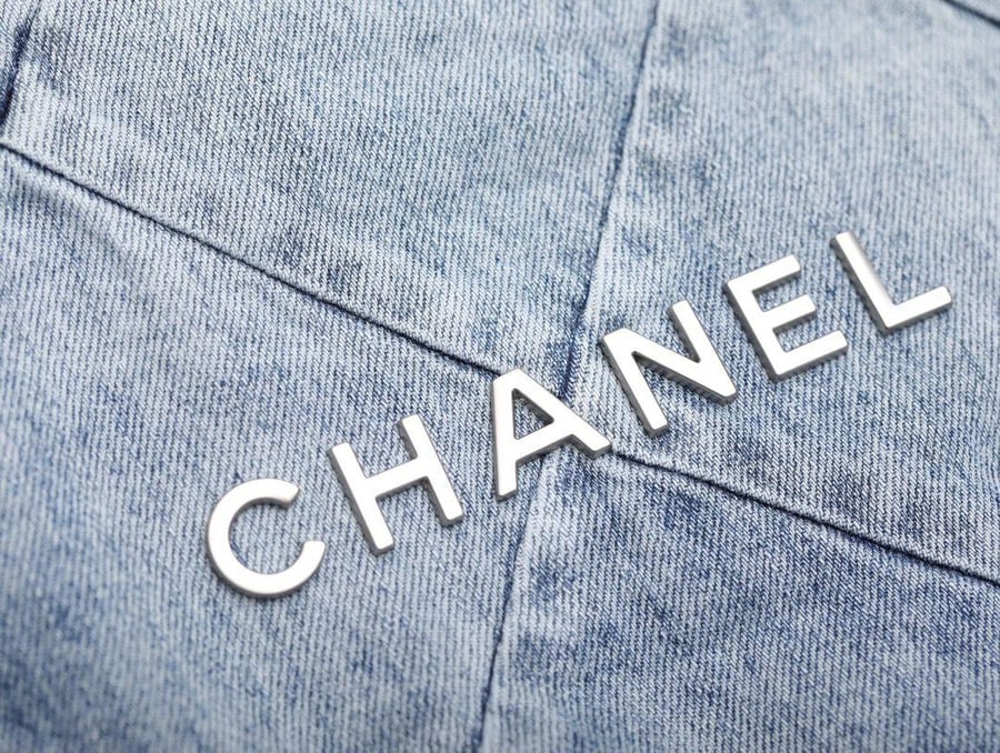 حقيبة "شانيل" من الدنيم بتصميم مبطن (CHANEL Quilted Denim Bag)