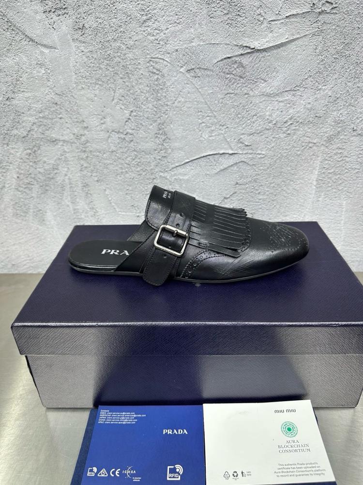 حذاء ميول (Mules) كاجوال فاخر بتصميم بروغ من برادا (Prada) من الجلد الطبيعي باللون الأسود الملكي.