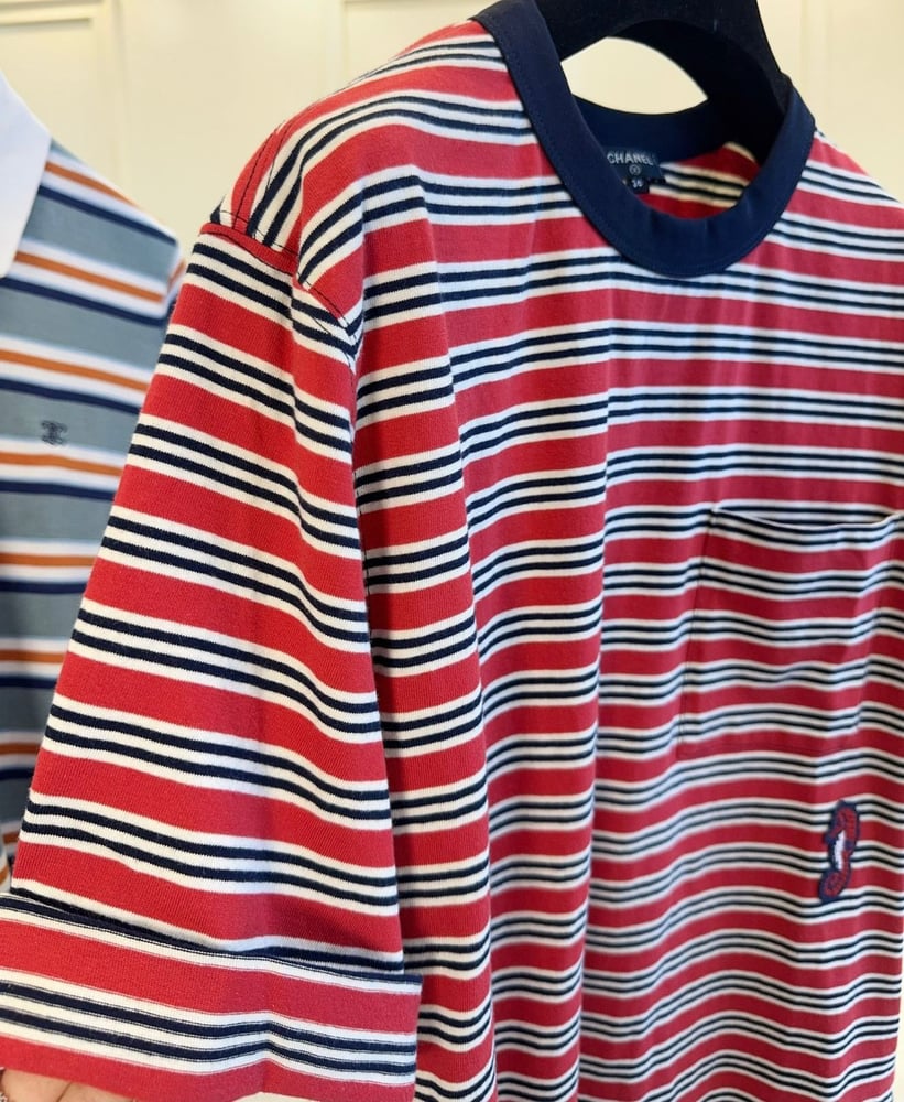 تيشيرت "شانيل" القطني بنقشة مقلمة (CHANEL Striped Cotton T-Shirt)
