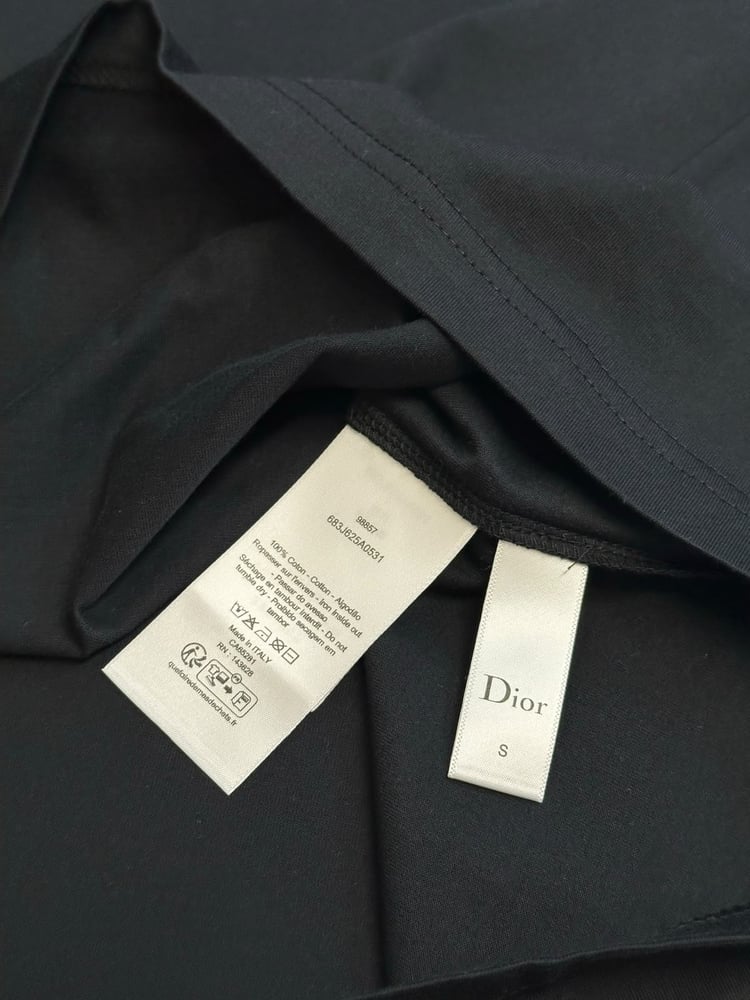 تيشيرت رجالي فاخر بتطريز الإطار من كريستيان ديور (Christian Dior)