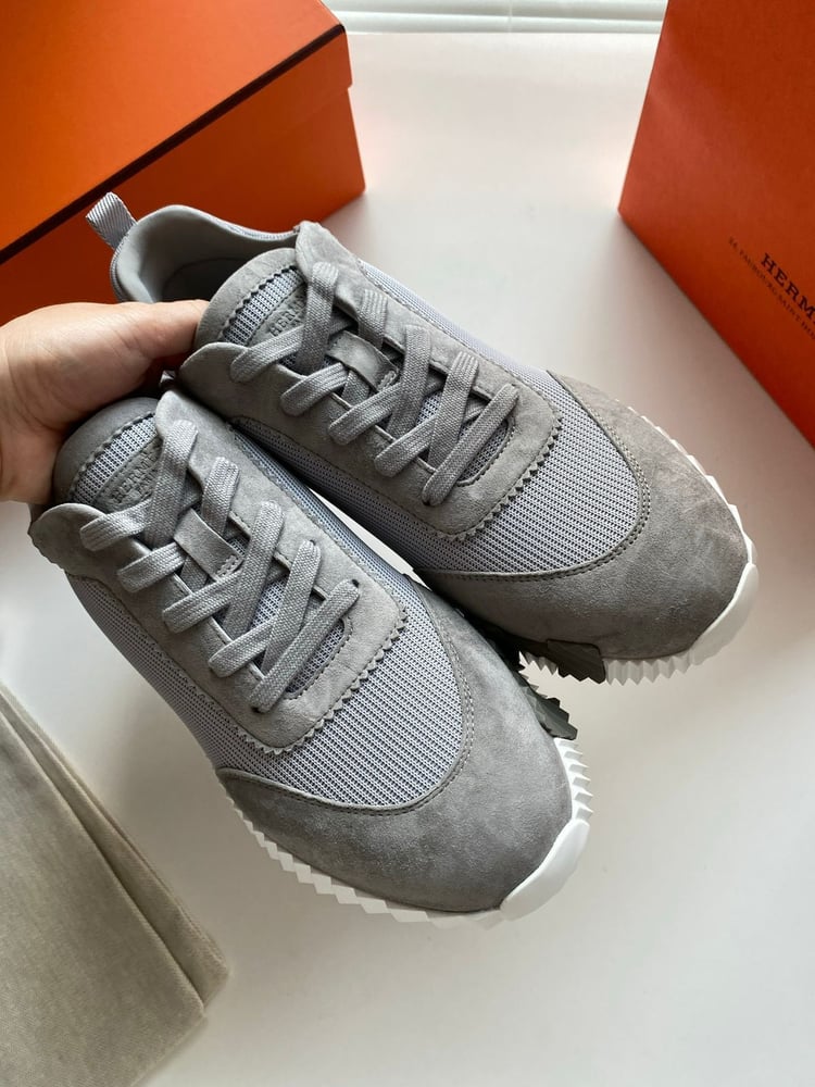 سنيكرز هيرمس (Hermès) العصري بنعل H الجانبي