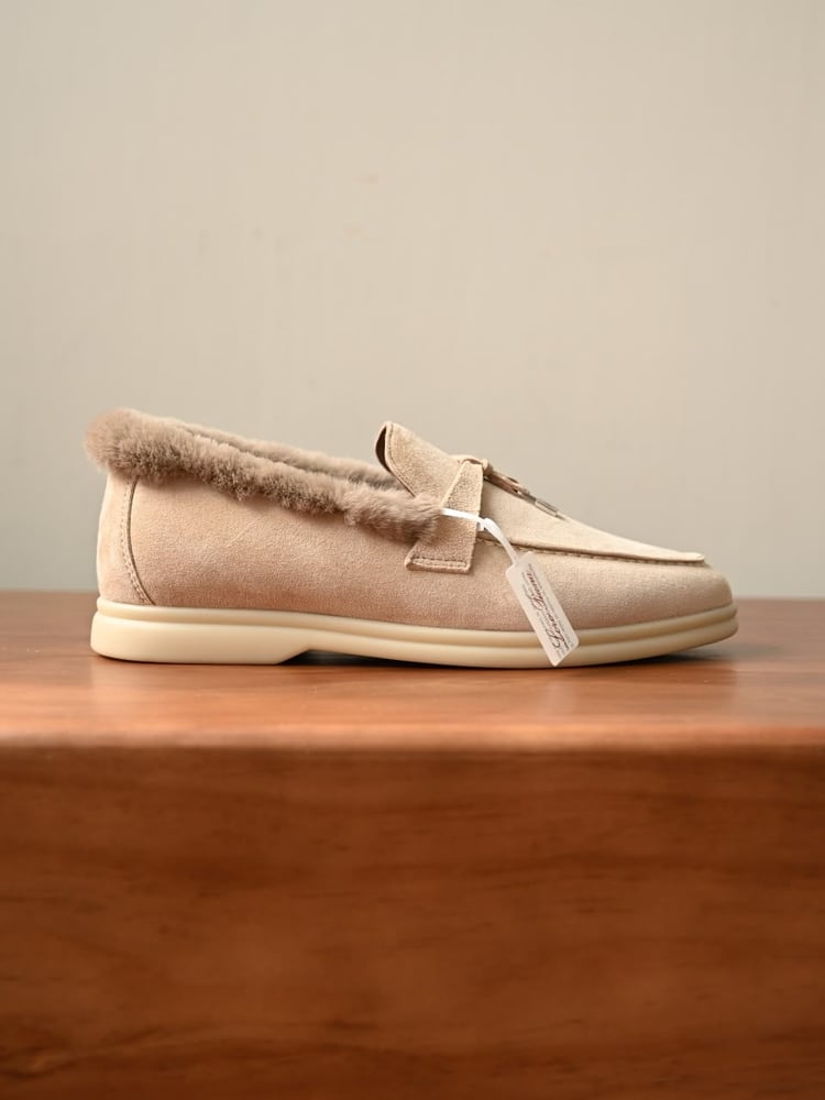 حذاء لورو بيانا النسائي الشمواه المبطن بالفرو مع تفاصيل القفل (Loro Piana Suede Fur-Lined Mules with Lock Charm)