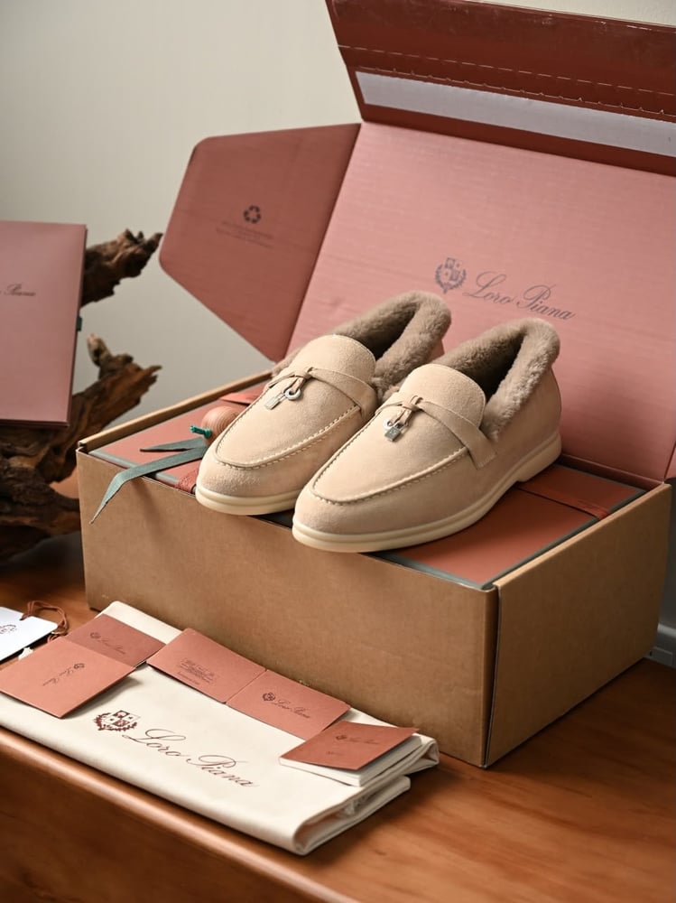 حذاء لورو بيانا النسائي الشمواه المبطن بالفرو مع تفاصيل القفل (Loro Piana Suede Fur-Lined Mules with Lock Charm)