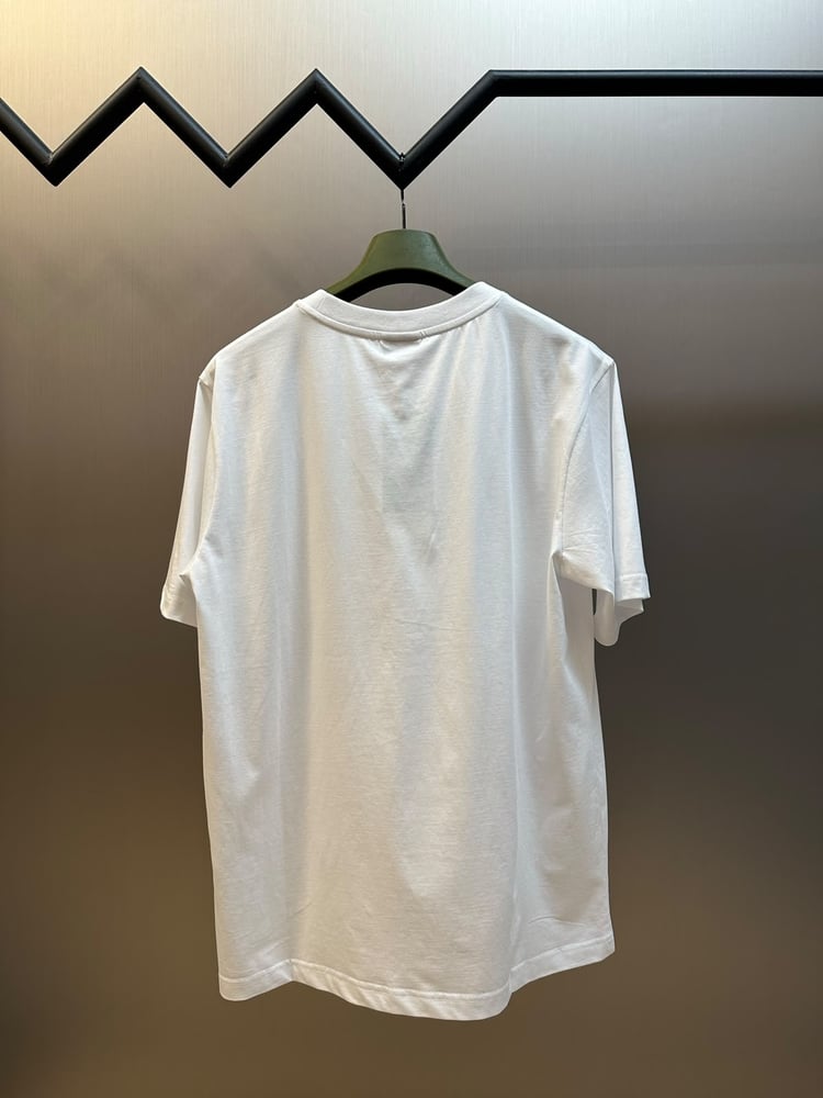 تيشرت غوتشي الكلاسيكي بشعار العلامة والشريط (Gucci Logo & Stripe T-Shirt)