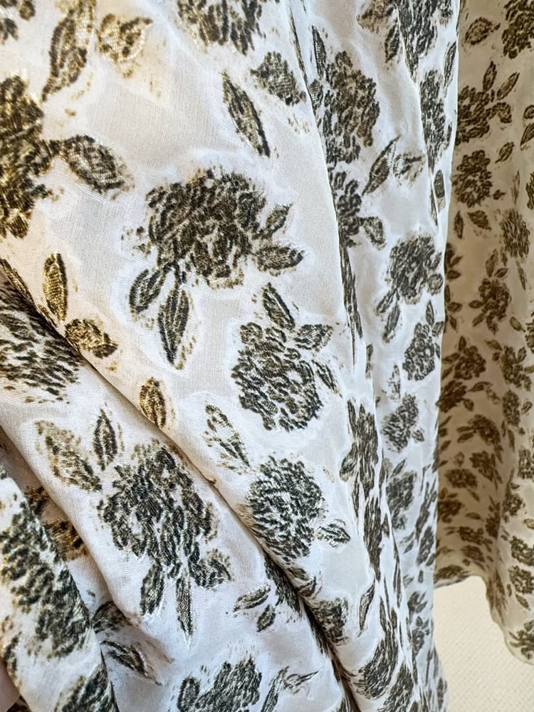 تنورة لورو بيانا (Loro Piana) الفاخرة بنقوش الزهور الكلاسيكية