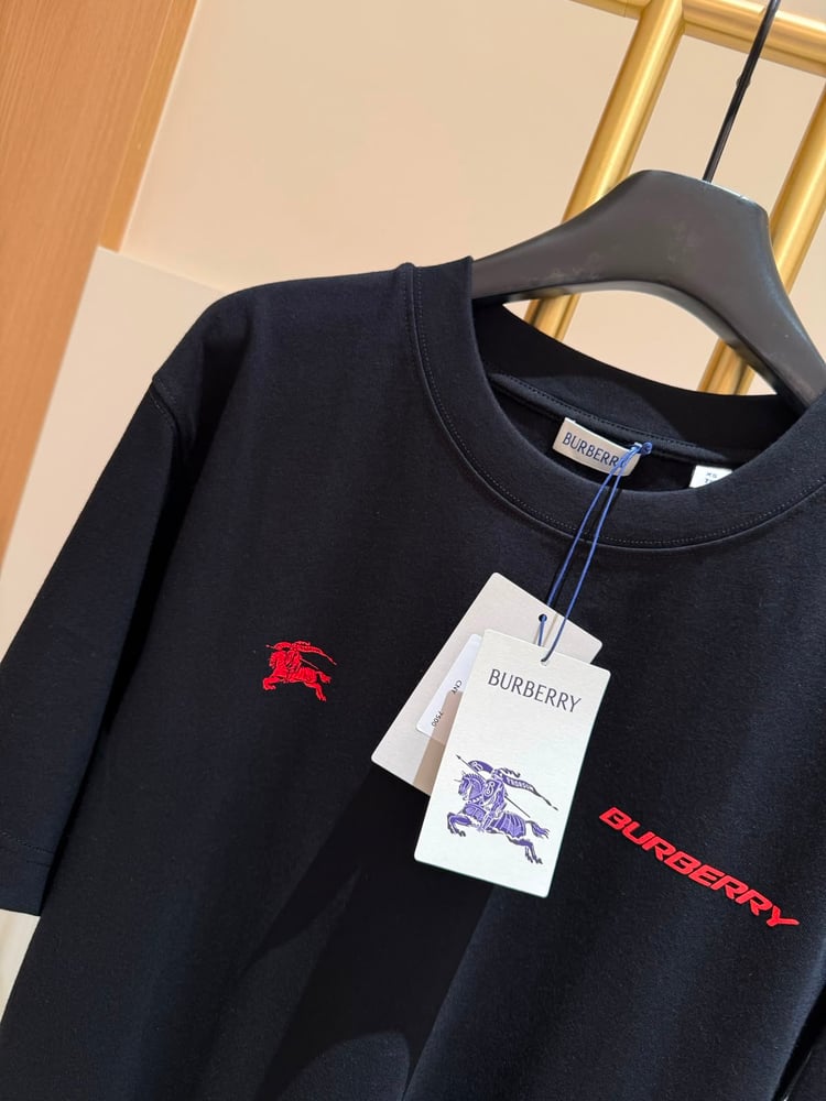 تيشرت "بربيري" (Burberry) الرجالي الأسود بتصميم خريطة لندن وطبعة "London" البارزة