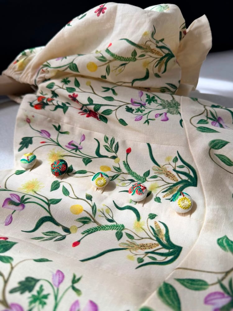 فستان "أغوا بينديتا" المزين بالأزرار الملونة (Agua Bendita Floral Button-Detail Dress)