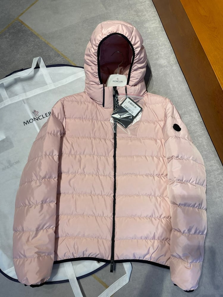 جاكيت / معطف منفوخ رجالي فاخر بقبعة من "مونكلير" (Moncler) باللون الوردي الفاتح