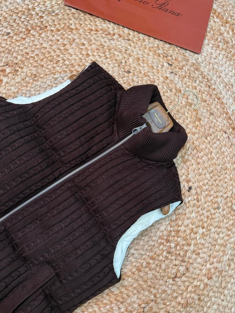 فيست / جيليه "لورو بيانا" (Loro Piana) الرجالي الفاخر بتصميم تريكو صوفي ومبطن (اللون البني الداكن)