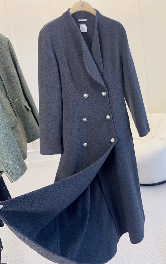معطف ديور النسائي الطويل الفاخر من الصوف بتصميم مزدوج الصدر (Dior Long Wool Double-Breasted Coat)