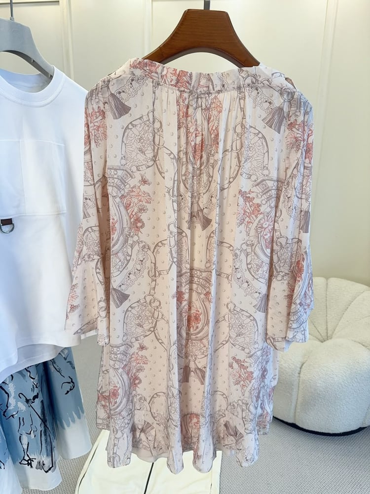 بلوزة هيرميس الحريرية بطبعة الفروسية (Hermès Silk Equestrian Print Blouse)