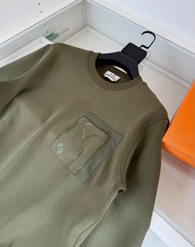 سويت شيرت هيرميس الفاخر بجيب الجاكار (Hermes Jacquard Pocket Sweatshirt)