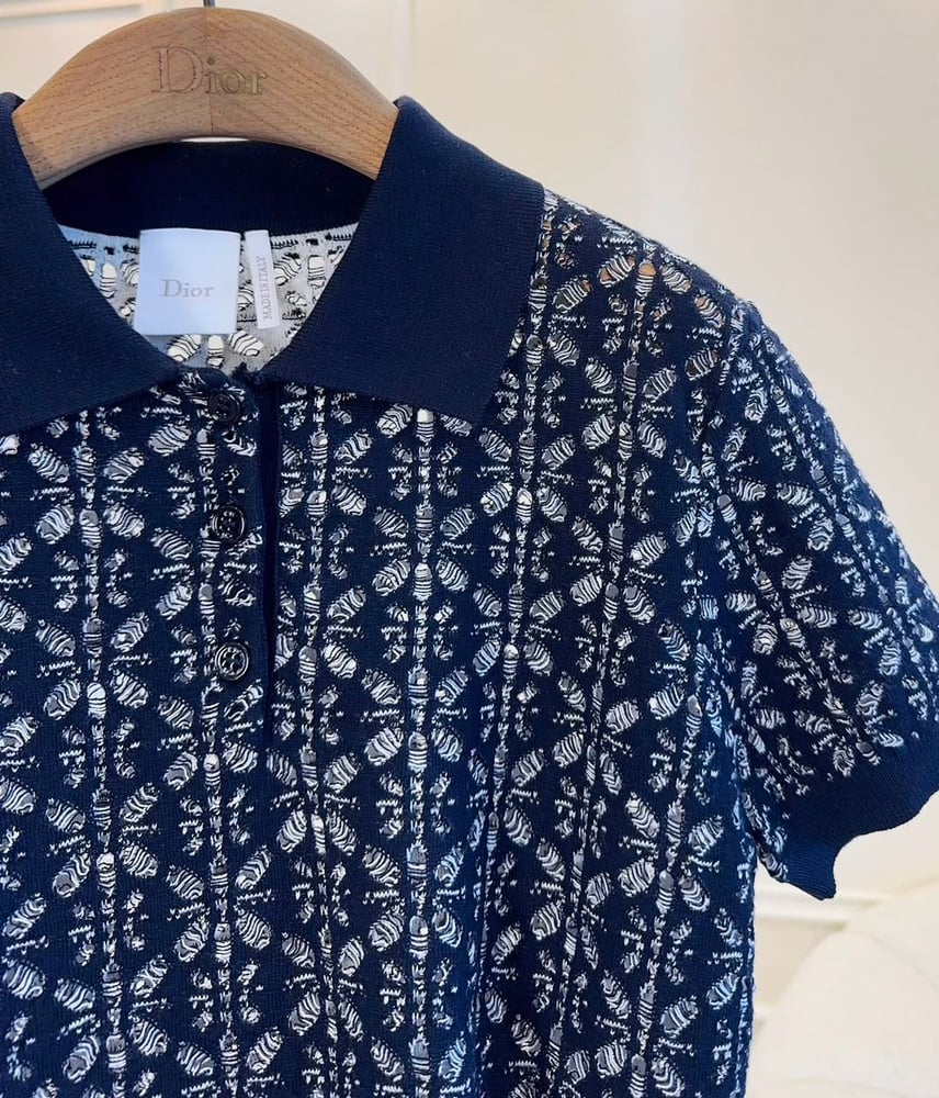 قميص بولو محبوك بنقشة "أوبليك" (Oblique) من ديور (Dior) – فخامة كلاسيكية بتفاصيل عصرية