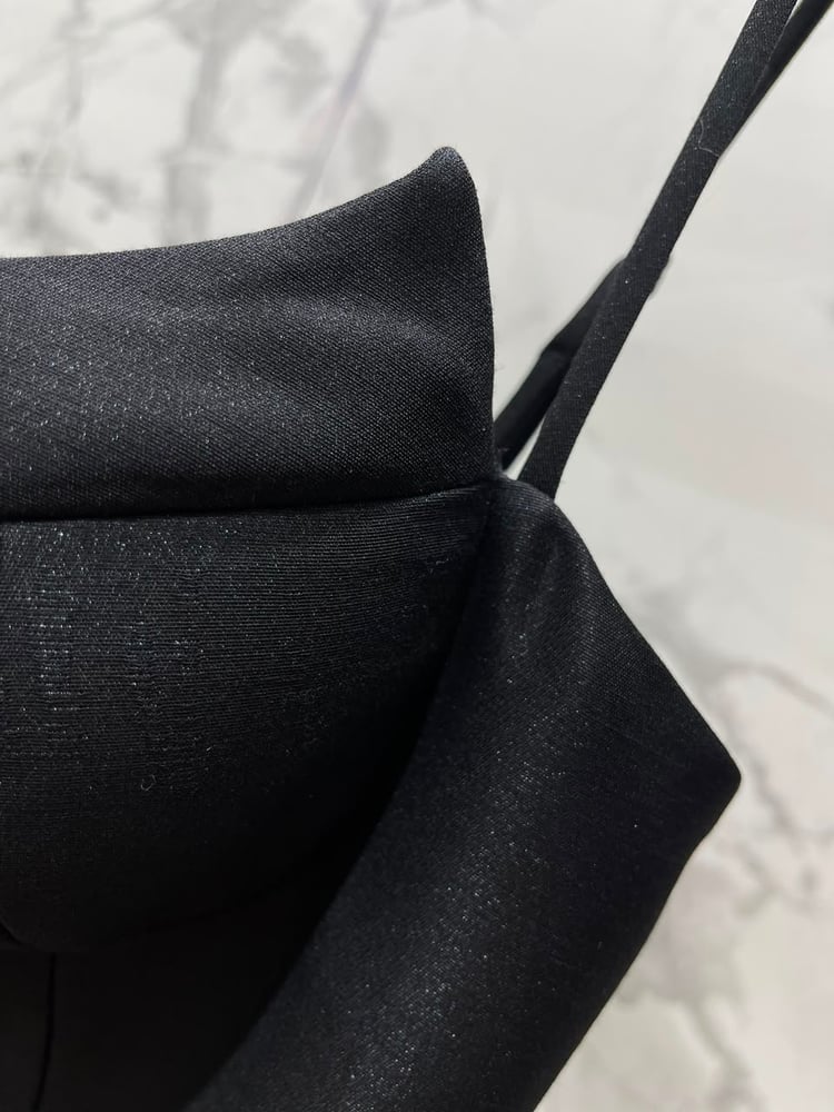 فستان سانت لوران (Saint Laurent) الأسود القصير بحلية الفراشة البراقة