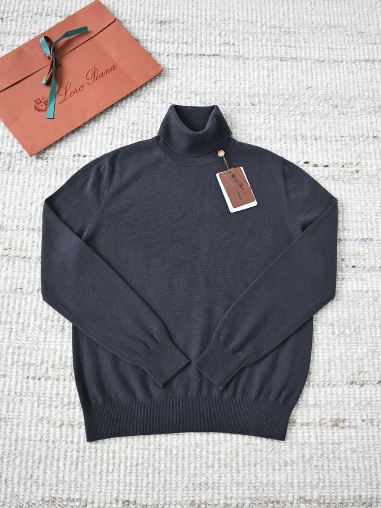سويتر لورو بيانا الكشمير الفاخر بياقة عالية (Loro Piana Cashmere Turtleneck Sweater)