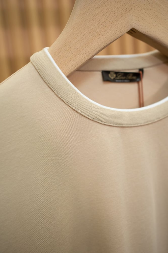 تيشيرت "لورو بيانا" (Loro Piana)