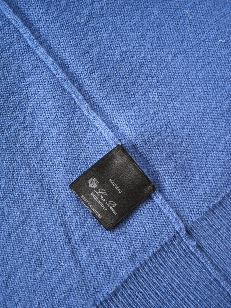 سويتر لورو بيانا الكشمير الفاخر بياقة عالية (Loro Piana Cashmere Turtleneck Sweater)